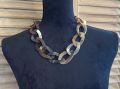 Handgemaakt buffelhoorn collier, bruintinten. Matte finish. Schakels hebben een twist. 65cm.