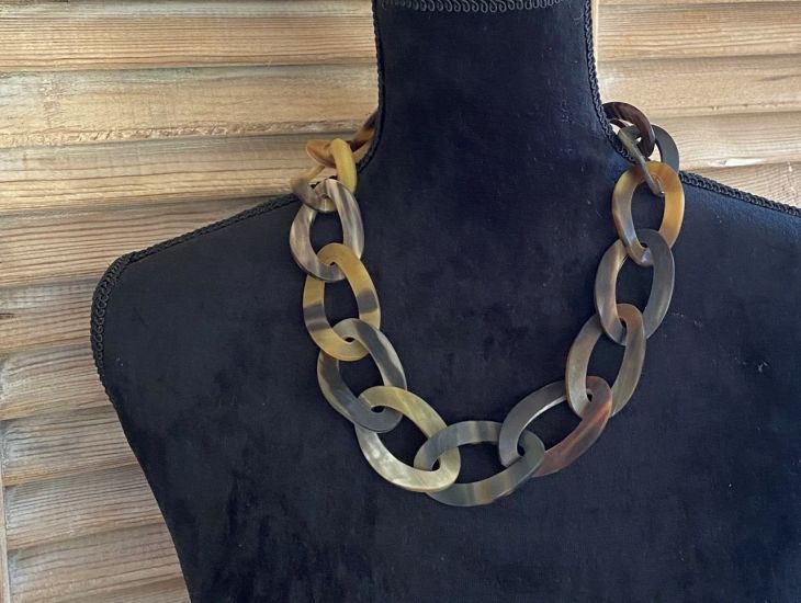 Handgemaakt buffelhoorn collier, bruintinten. Matte finish. Schakels hebben een twist. 65cm.