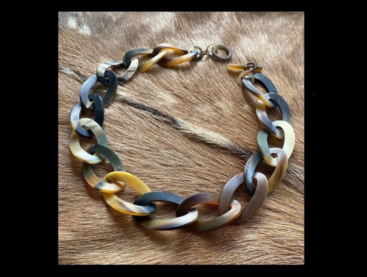 Handgemaakt buffelhoorn collier, bruintinten. Matte finish. Schakels hebben een twist. 65cm.