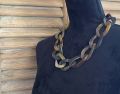 Handgemaakt buffelhoorn collier, bruintinten. Matte finish. Schakels hebben een twist. 65cm.