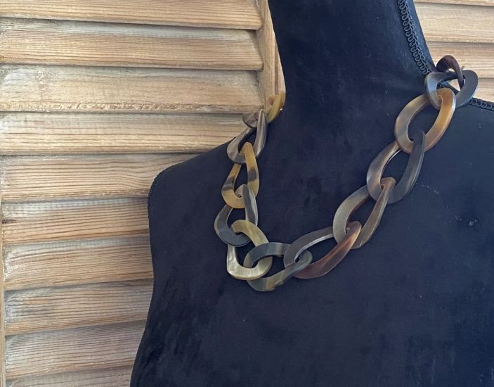 Handgemaakt buffelhoorn collier, bruintinten. Matte finish. Schakels hebben een twist. 65cm.