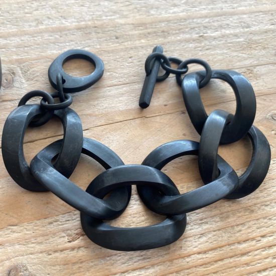 Zwart matte buffelhoorn schakelarmband. Superstoer en vederlicht