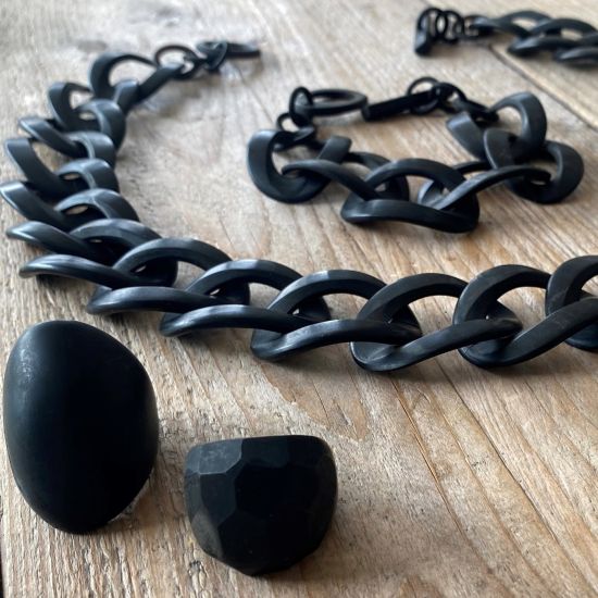 Zwart matte buffelhoorn schakelarmband. Superstoer en vederlicht