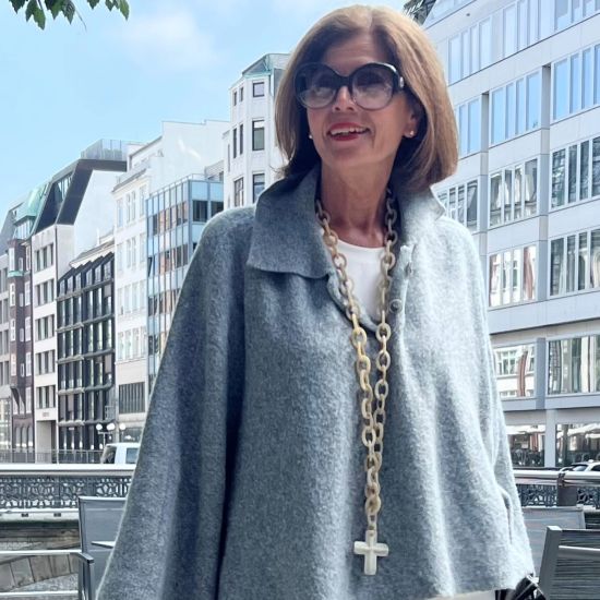 Buffelhoorn collier, met kruis. Geborstelde blonde tinten, mat. 120cm. Dubbel te dragen. Stoer!