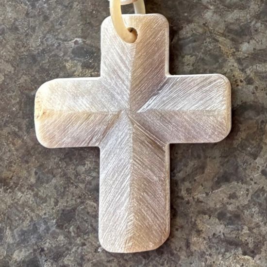 Buffelhoorn collier, met kruis. Geborstelde blonde tinten, mat. 120cm. Dubbel te dragen. Stoer!