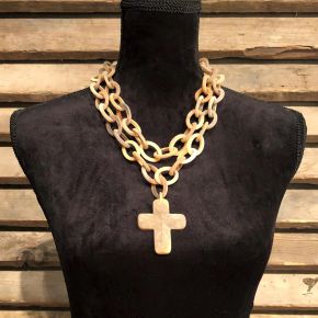 Buffelhoorn collier, met kruis. Geborstelde blonde tinten, mat. 120cm. Dubbel te dragen. Stoer!