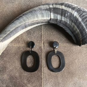 Handgemaakte oorbellen buffelhoorn lengte 4.4 x 3.6 cm, glans finish.