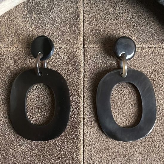 Handgemaakte oorbellen buffelhoorn lengte 4.4 x 3.6 cm, glans finish.