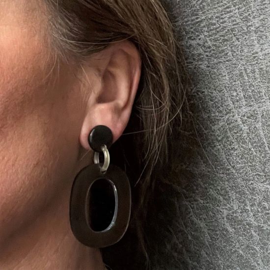 Handgemaakte oorbellen buffelhoorn lengte 4.4 x 3.6 cm, glans finish.