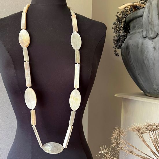 Handgemaakt buffelhoorn collier, lichte tinten. Geborsteld, dus mat. 110cm. Licht van gewicht
