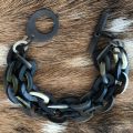 Buffelhoorn schakelarmband, 2 rijen. Donkere tinten, basis zwart. Mat