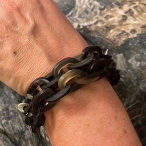 Buffelhoorn schakelarmband, 2 rijen. Donkere tinten, basis zwart. Mat.