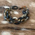 Buffelhoorn schakelarmband, 2 rijen. Donkere tinten, basis zwart. Mat.