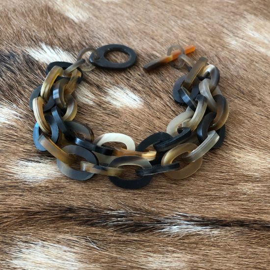 Buffelhoorn schakelarmband, 2 rijen. Donkere tinten, basis zwart. Mat.