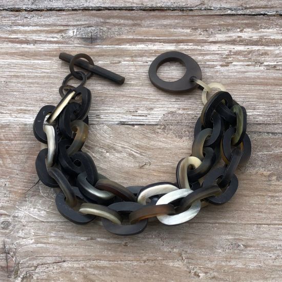 Buffelhoorn schakelarmband, 2 rijen. Donkere tinten, basis zwart. Mat.