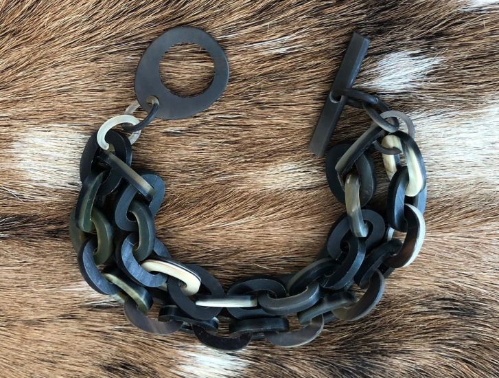 Buffelhoorn schakelarmband, 2 rijen. Donkere tinten, basis zwart. Mat