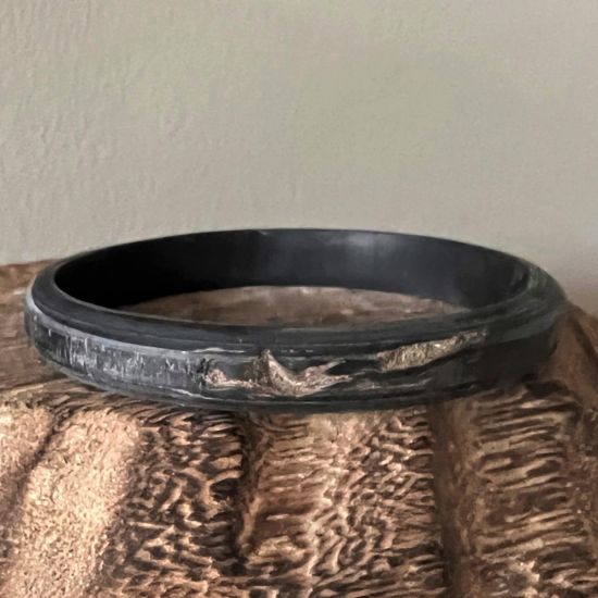 Buffelhoorn armband, mat zwart. Ruwe finish, dus met reliëf. Hoogte 1cm