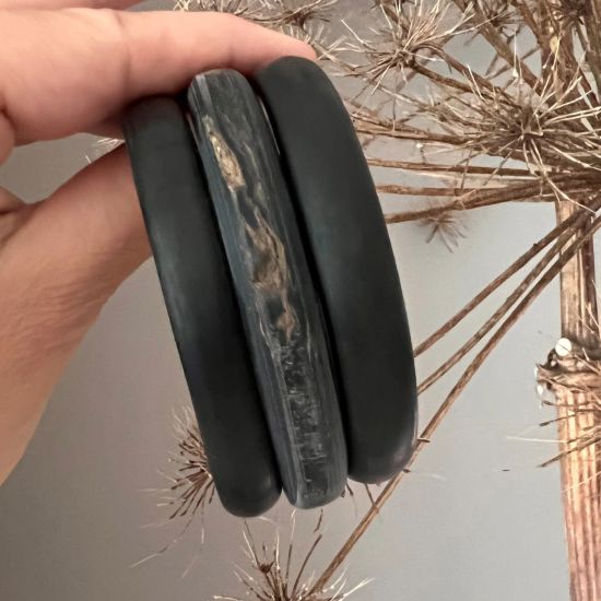 Buffelhoorn armband, mat zwart. Ruwe finish, dus met reliëf. Hoogte 1cm