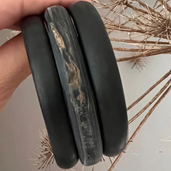 Buffelhoorn armband, mat zwart. Ruwe finish, dus met reliëf. Hoogte 1cm