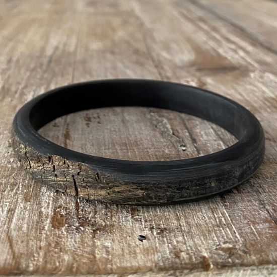 Buffelhoorn armband, mat zwart. Ruwe finish, dus met reliëf. Hoogte 1cm