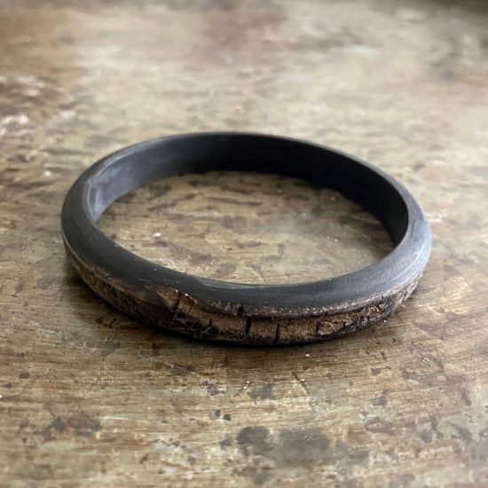 Buffelhoorn armband, mat zwart. Ruwe finish, dus met reliëf. Hoogte 1cm