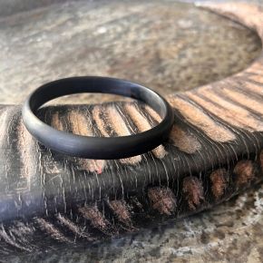 Zwart, matte buffelhoorn armband. Breedte 1cm