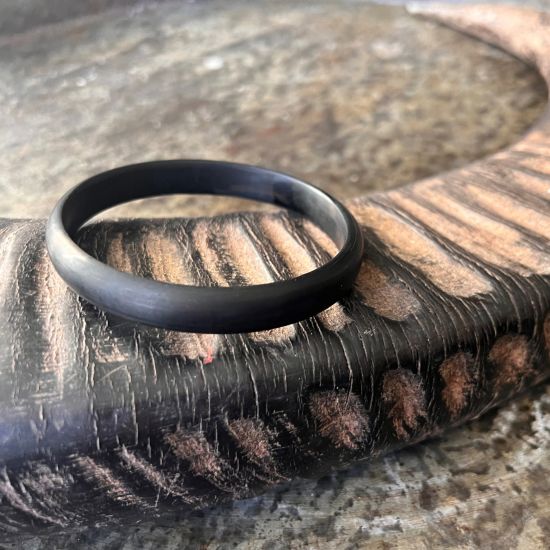 Zwart, matte buffelhoorn armband. Breedte 1cm