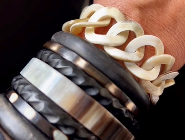 Zwart, matte buffelhoorn armband. Breedte 1cm