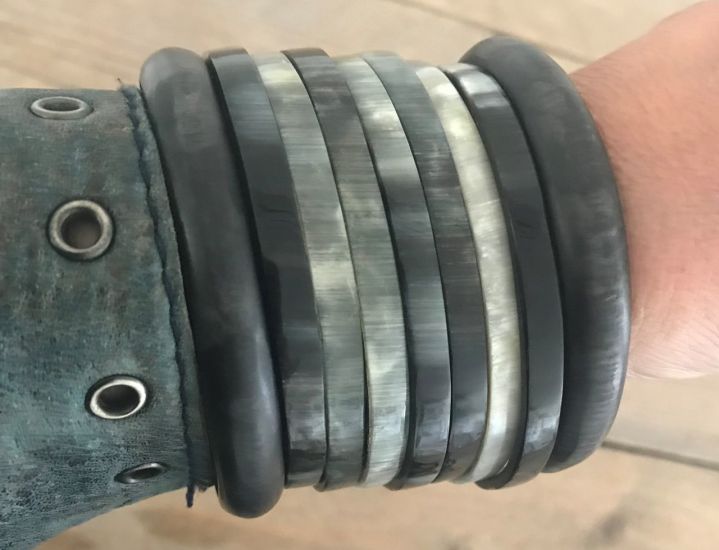 Zwart, matte buffelhoorn armband. Breedte 1cm