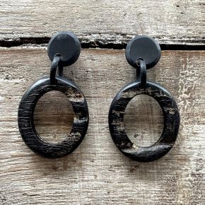 Handgemaakte, stoere buffelhoorn oorbelletjes. 5.3 x 2.9cm. 'Ruwe', onbewerkte finish. Lichtgewicht.