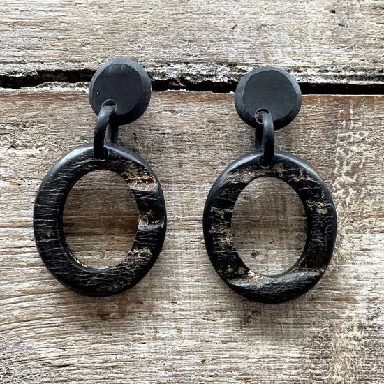 Handgemaakte, stoere buffelhoorn oorbelletjes. 5.3 x 2.9cm. 'Ruwe', onbewerkte finish. Lichtgewicht.