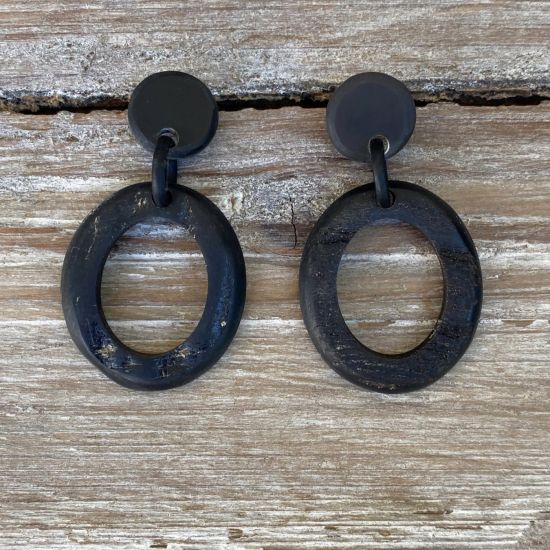 Handgemaakte, stoere buffelhoorn oorbelletjes. 5.3 x 2.9cm. 'Ruwe', onbewerkte finish. Lichtgewicht.