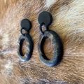 Handgemaakte, stoere buffelhoorn oorbelletjes. 5.3 x 2.9cm. 'Ruwe', onbewerkte finish. Lichtgewicht.