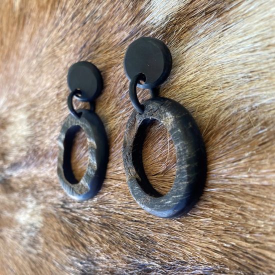 Handgemaakte, stoere buffelhoorn oorbelletjes. 5.3 x 2.9cm. 'Ruwe', onbewerkte finish. Lichtgewicht.