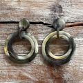 Handgemaakte buffelhoorn oorbellen, dubbele ringen. Totale lengte 5.4cm. Mat, gemengde tintjes.