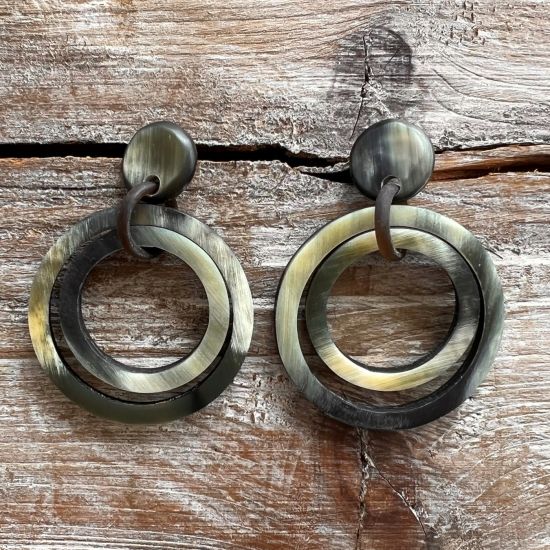 Handgemaakte buffelhoorn oorbellen, dubbele ringen. Totale lengte 5.4cm. Mat, gemengde tintjes.