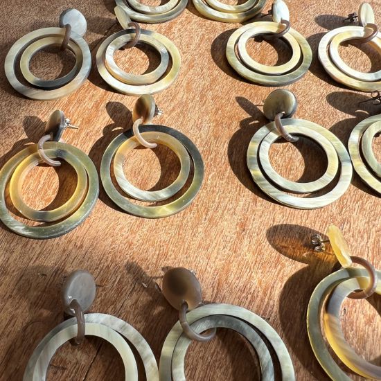 Handgemaakte buffelhoorn oorbellen, dubbele ringen. Totale lengte 5.4cm. Mat, gemengde tintjes.