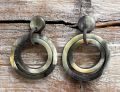 Handgemaakte buffelhoorn oorbellen, dubbele ringen. Totale lengte 5.4cm. Mat, gemengde tintjes.