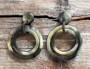 Handgemaakte buffelhoorn oorbellen, dubbele ringen. Totale lengte 5.4cm. Mat, gemengde tintjes.