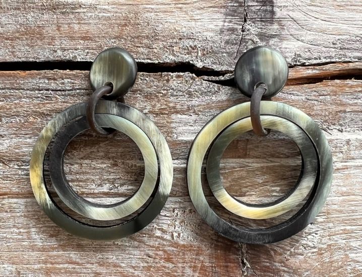 Handgemaakte buffelhoorn oorbellen, dubbele ringen. Totale lengte 5.4cm. Mat, gemengde tintjes.