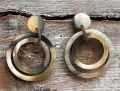 Handgemaakte buffelhoorn oorbellen, dubbele ringen. Totale lengte 5.4cm. Mat, gemengde tintjes.