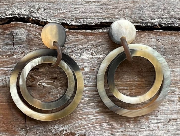 Handgemaakte buffelhoorn oorbellen, dubbele ringen. Totale lengte 5.4cm. Mat, gemengde tintjes.