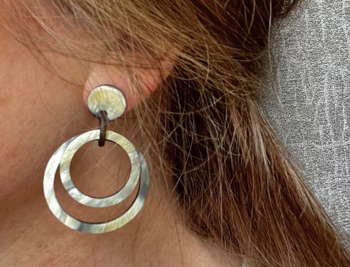 Handgemaakte buffelhoorn oorbellen, dubbele ringen. Totale lengte 5.4cm. Mat, gemengde tintjes.