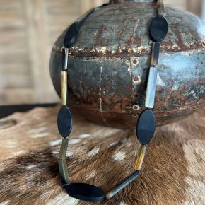 Handgemaakt buffelhoorn collier. Zwart met donkere tinten. Mat, 120cm