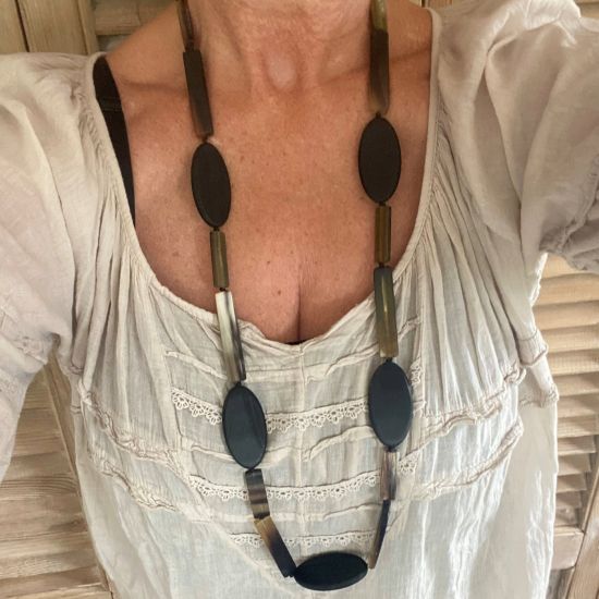Handgemaakt buffelhoorn collier. Zwart met donkere tinten. Mat, 120cm