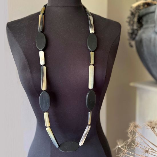 Handgemaakt buffelhoorn collier. Zwart met donkere tinten. Mat, 120cm