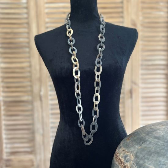 Handgemaakt buffelhoorn collier. Geborstelde finish. Mat, 116cm. Licht van gewicht