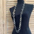 Handgemaakt buffelhoorn collier. Geborstelde finish. Mat, 116cm. Licht van gewicht