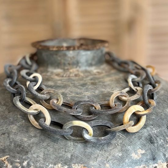 Handgemaakt buffelhoorn collier. Geborstelde finish. Mat, 116cm. Licht van gewicht