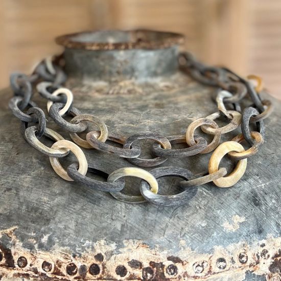 Handgemaakt buffelhoorn collier. Geborstelde finish. Mat, 116cm. Licht van gewicht